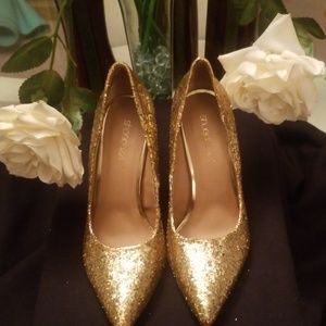 A Gorgeous Gold Glitter Pump